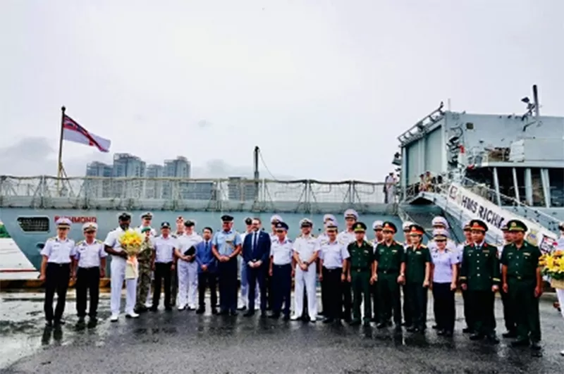 Đoàn thủy thủ tàu HSM Richmond được đón tiếp nồng hậu khi tàu vừa cập cảng Nhà Rồng.