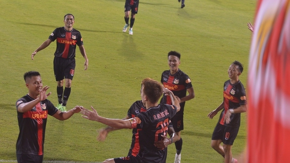 Hoàng Đức lập công, CLB Ninh Bình thắng đẹp nhà đương kim vô địch Thép Xanh Nam Định