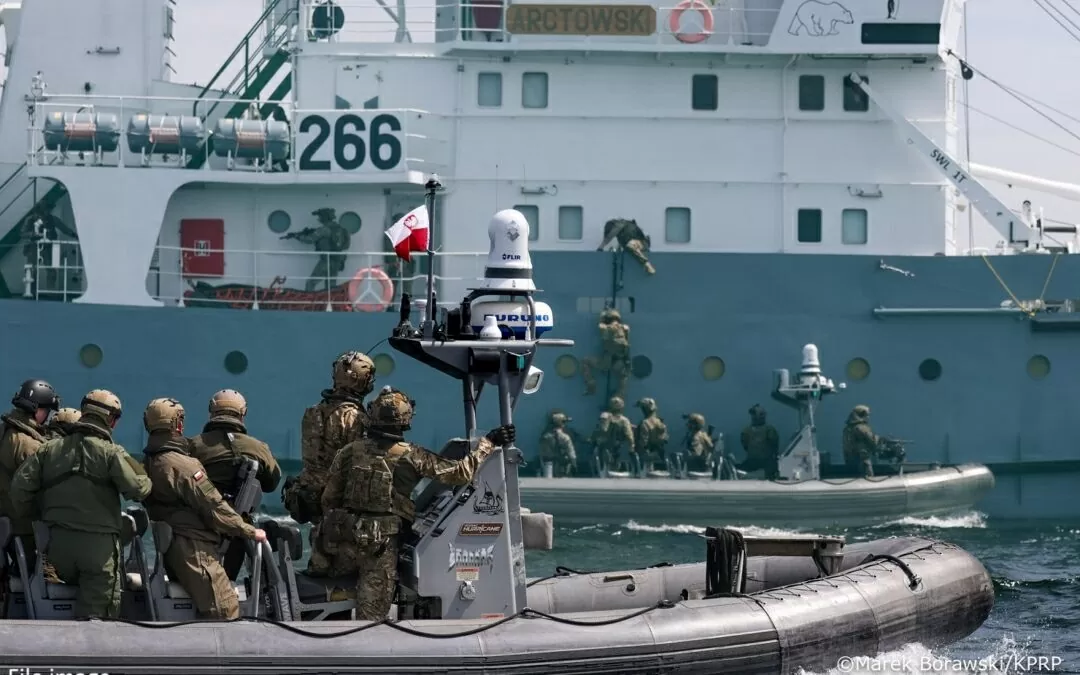 Cuộc tập trận tổ chức dựa trên thỏa thuận quốc phòng mà Ba Lan và Thụy Điển ký kết ngày 2/9, trong đó nhấn mạnh các hoạt động phối hợp trên Biển Baltic và hợp tác trong lĩnh vực công nghệ quốc phòng. (Nguồn: Notes from Poland) Cuộc tập trận tổ chức dựa trên thỏa thuận quốc phòng mà Ba Lan và Thụy Điển ký kết ngày 2/9, trong đó nhấn mạnh các hoạt động phối hợp trên Biển Baltic và hợp tác trong lĩnh vực công nghệ quốc phòng. (Nguồn: Notes from Poland)