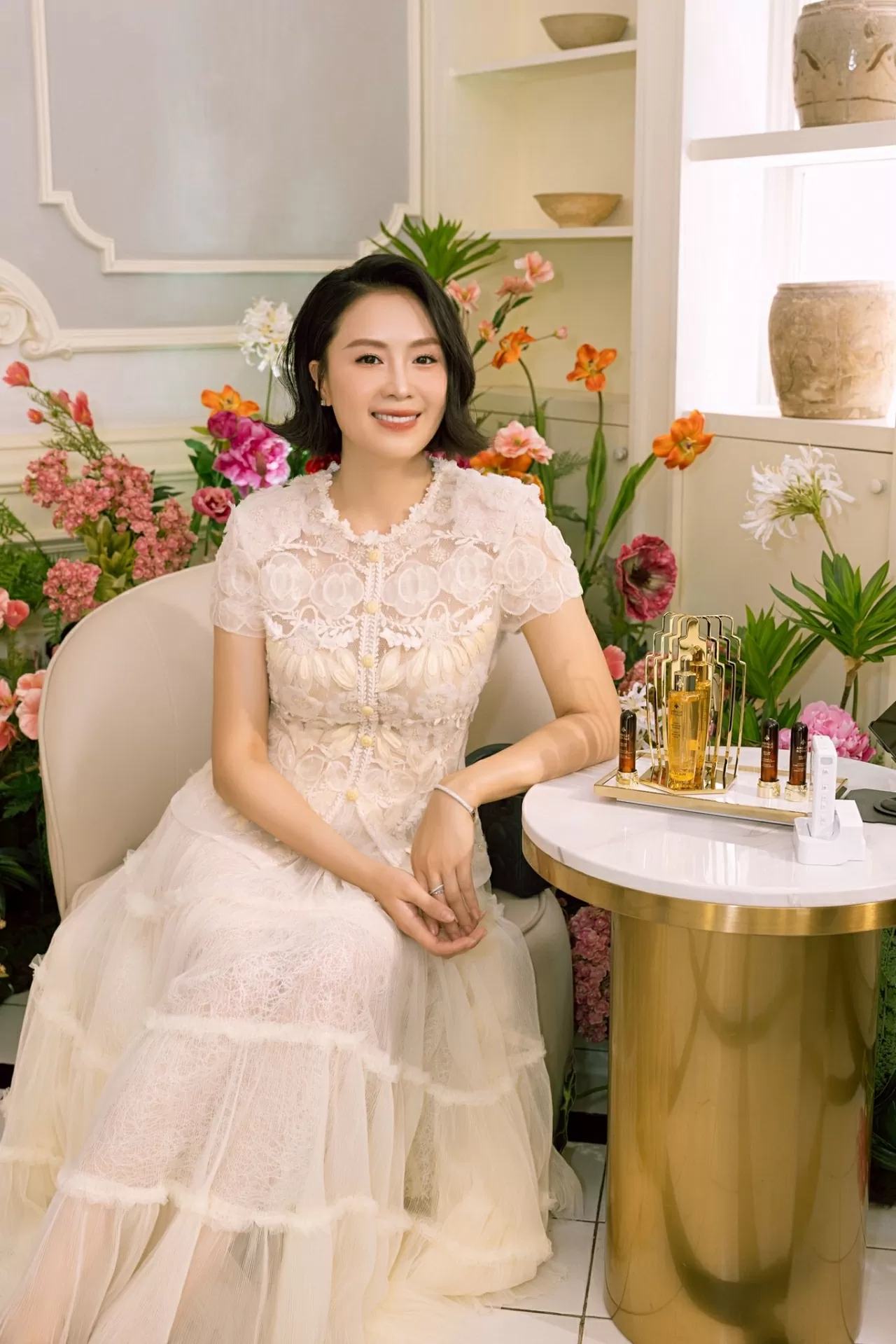 Nhan sắc gợi cảm của Hồng Diễm - nữ chính phim Lằn ranh