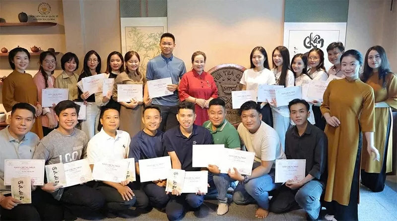 Các học viên nhận bằng chứng nhận Trà nghệ sự