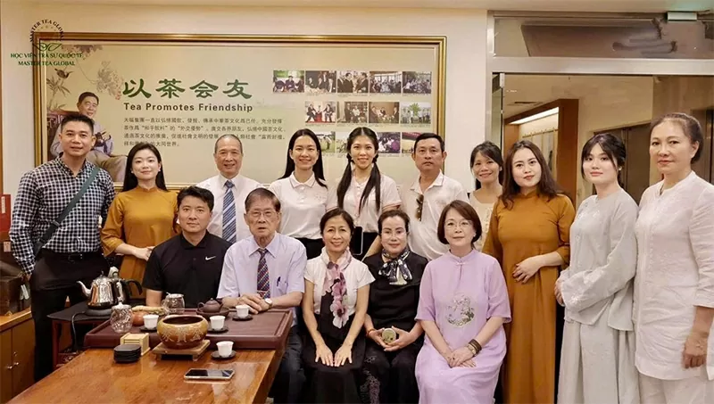 Học viện trà sư quốc tế trong lần đến làm việc với Trường Nghệ thuật Trà Lục Vũ (Đài Loan, Trung Quốc) Học viện trà sư quốc tế trong lần đến làm việc với Trường Nghệ thuật Trà Lục Vũ (Đài Loan, Trung Quốc)