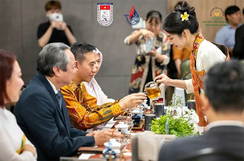 Học viên Học viện đào tạo trà sư quốc tế mời trà đến đại sứ Indonexia các tại một sự kiện văn hóa