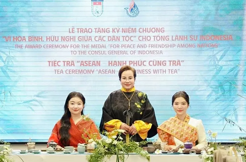 Trà sư Ngô Thị Thanh Tâm (ở giữa) - người giữ gìn hồn Việt qua từng tách trà