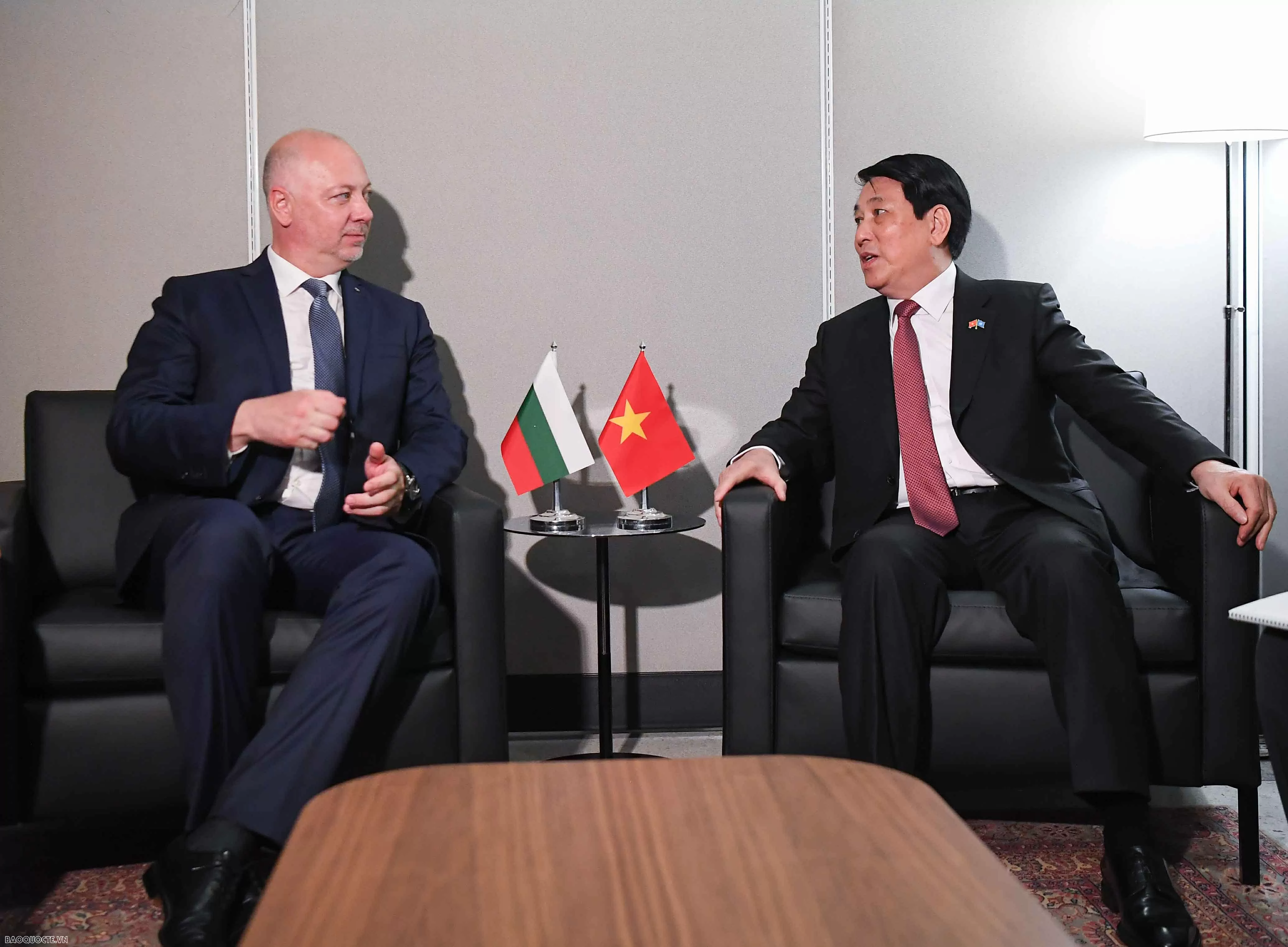 tiếp hạ nghị sĩ