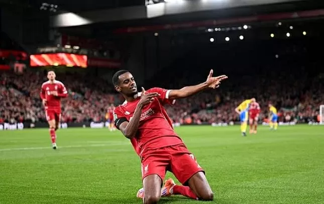 Alexander Isak mở tài khoản trong màu áo đội bóng mới. (Nguồn Sky Sports)