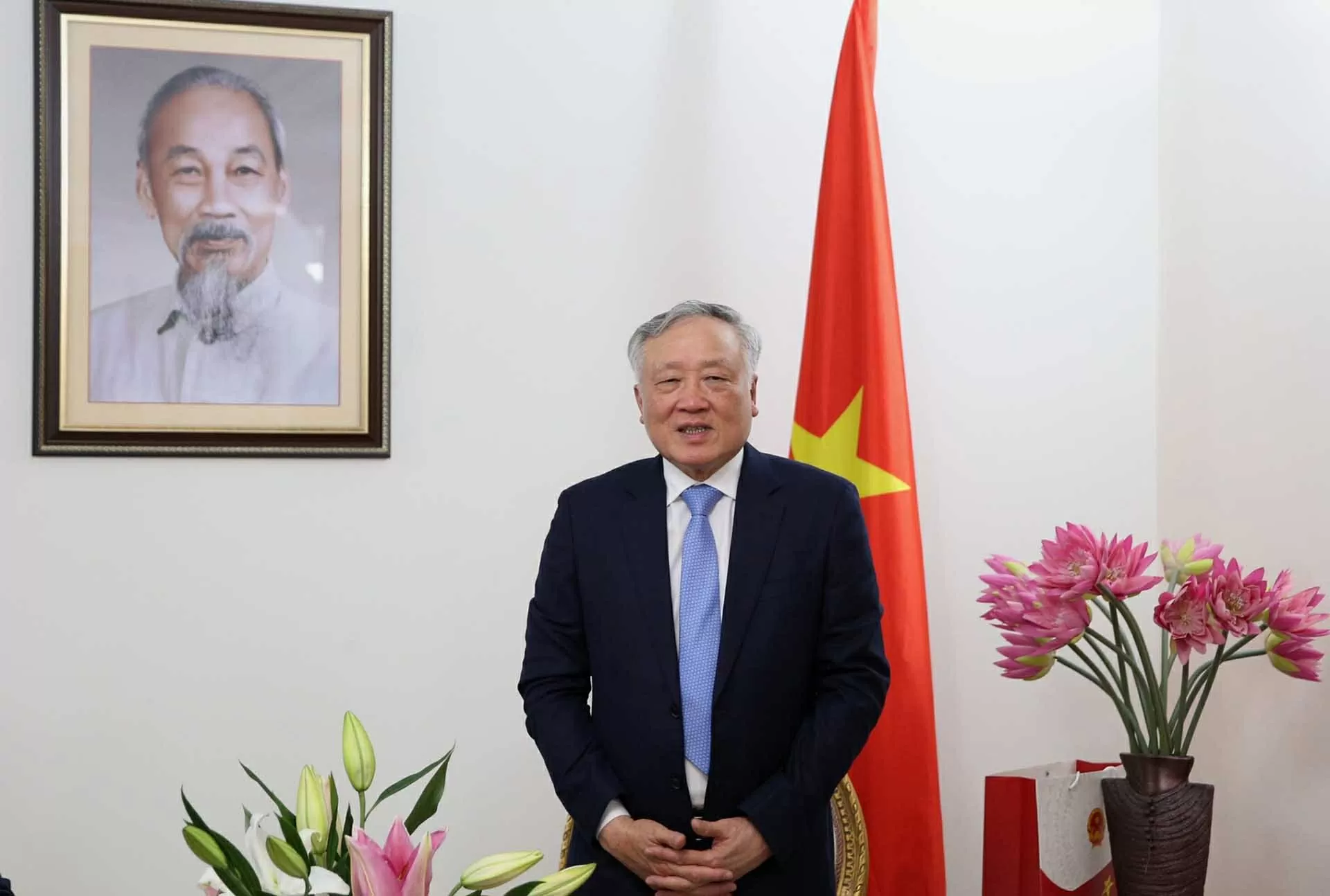 Phó Thủ tướng Thường trực Chính phủ Nguyễn Hòa Bình thăm Đại sứ quán Việt Nam tại UAE