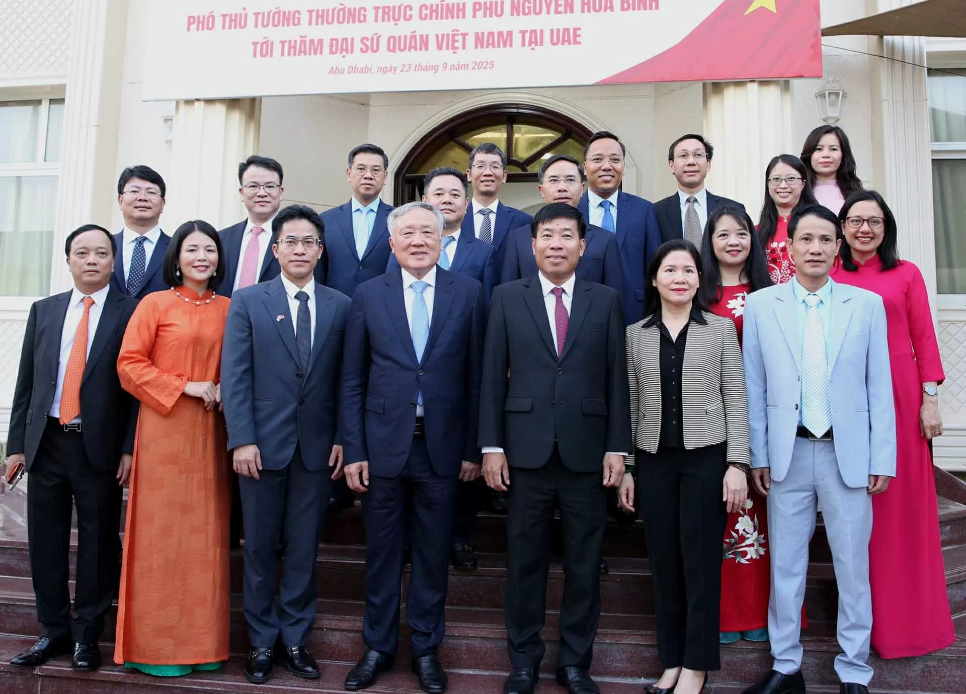 Phó Thủ tướng Thường trực Chính phủ Nguyễn Hòa Bình thăm Đại sứ quán Việt Nam tại UAE