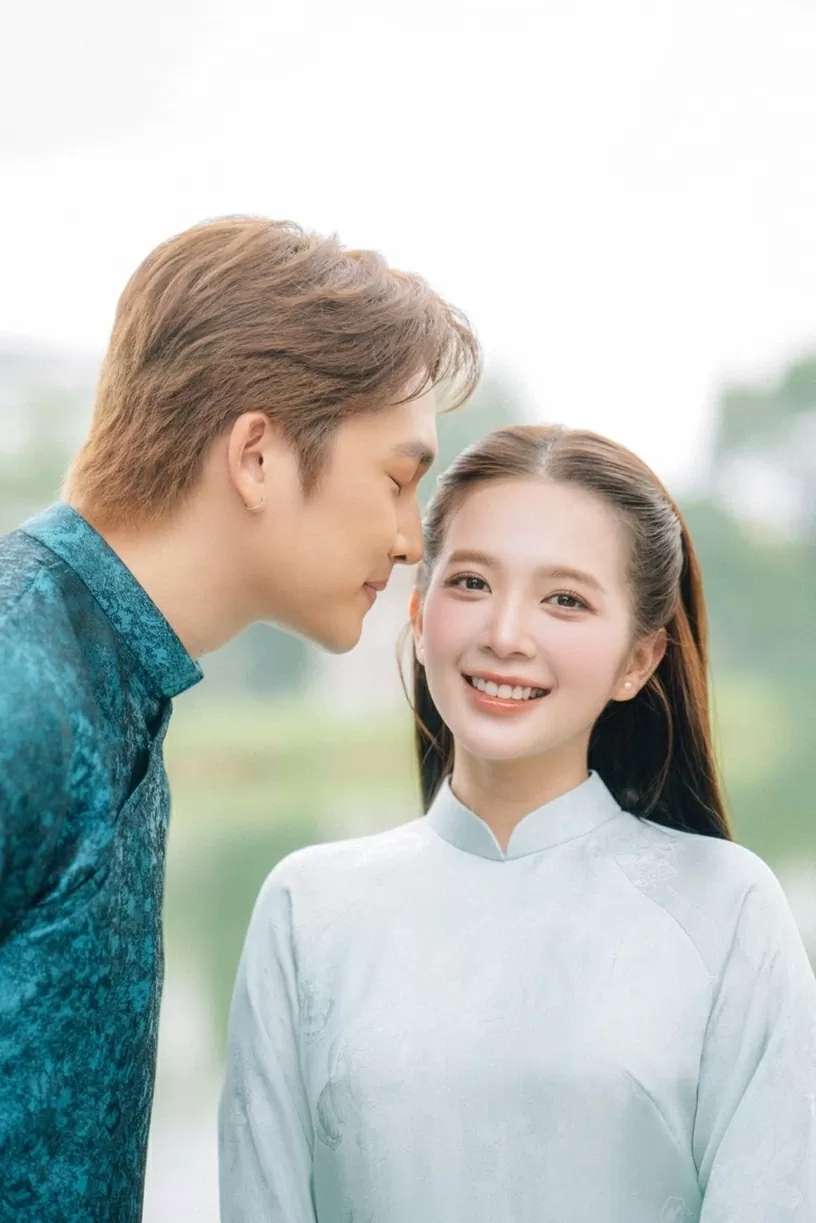 Ngọc Huyền cho biết, cô và Đình Tú từng định chụp ảnh cưới kết hợp du lịch ở một nơi xa nhưng quyết định lưu giữ những khoảnh khắc quan trọng trong cuộc đời tại quê hương Hà Nội khi vào Thu.