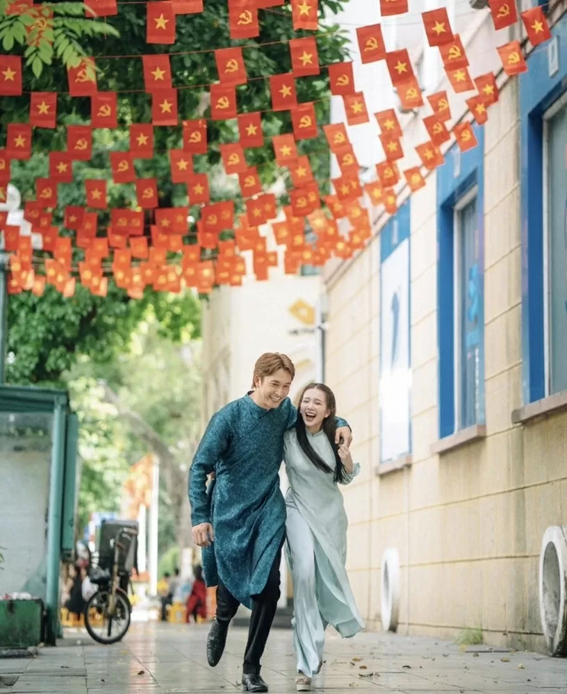 Bộ ảnh cưới hòa mình vào Thu Hà Nội của cặp diễn viên Đình Tú - Ngọc Huyền