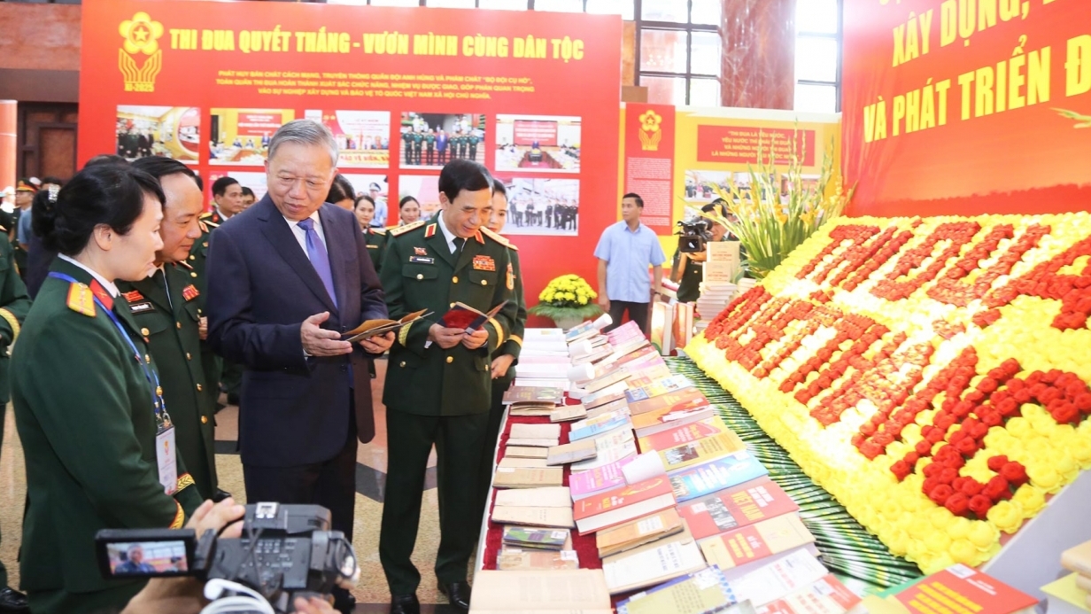 Tổng Bí thư Tô Lâm dự Đại hội Thi đua Quyết thắng toàn quân lần thứ XI và tham quan không gian trưng bày Bộ Quốc phòng