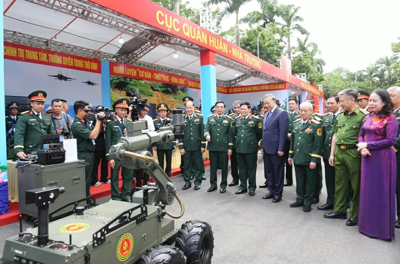 Bộ trưởng Bộ Quốc phòng, Đại tướng Tô Lâm cùng các đại biểu giới thiệu Robot CBRN RBH-19, sản phẩm hiện đại của Binh chủng hóa học, Bộ Quốc Phòng. (Ảnh: Thành Long)