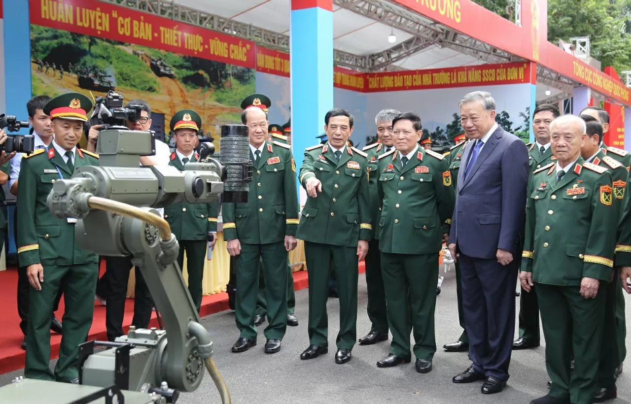 Bộ trưởng Bộ Quốc phòng, Đại tướng Tô Lâm cùng các đại biểu giới thiệu Robot CBRN RBH-19, sản phẩm hiện đại của Binh chủng hóa học, Bộ Quốc Phòng. (Ảnh: Thành Long)