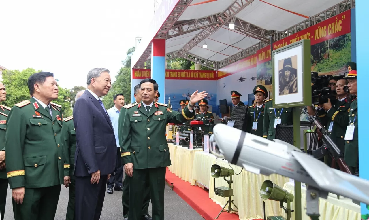 Trước khi vào dự Đại hội, Tổng Bí thư Tô Lâm cùng lãnh đạo Bộ Quốc phòng tham quan không gian trưng bày cacr sản phẩm của Bộ Quốc phòng. (ẢNh: Thành Long)