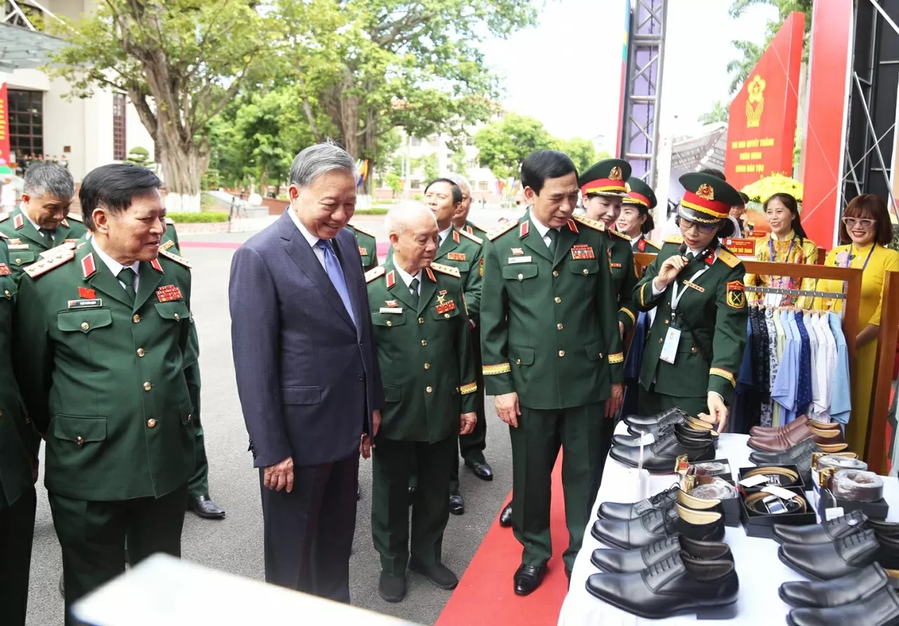 Các đại biểu tham quan các sản phẩm của Tổng cục Hậu cần, Bộ Quốc phòng. (Ảnh: Thành Long)