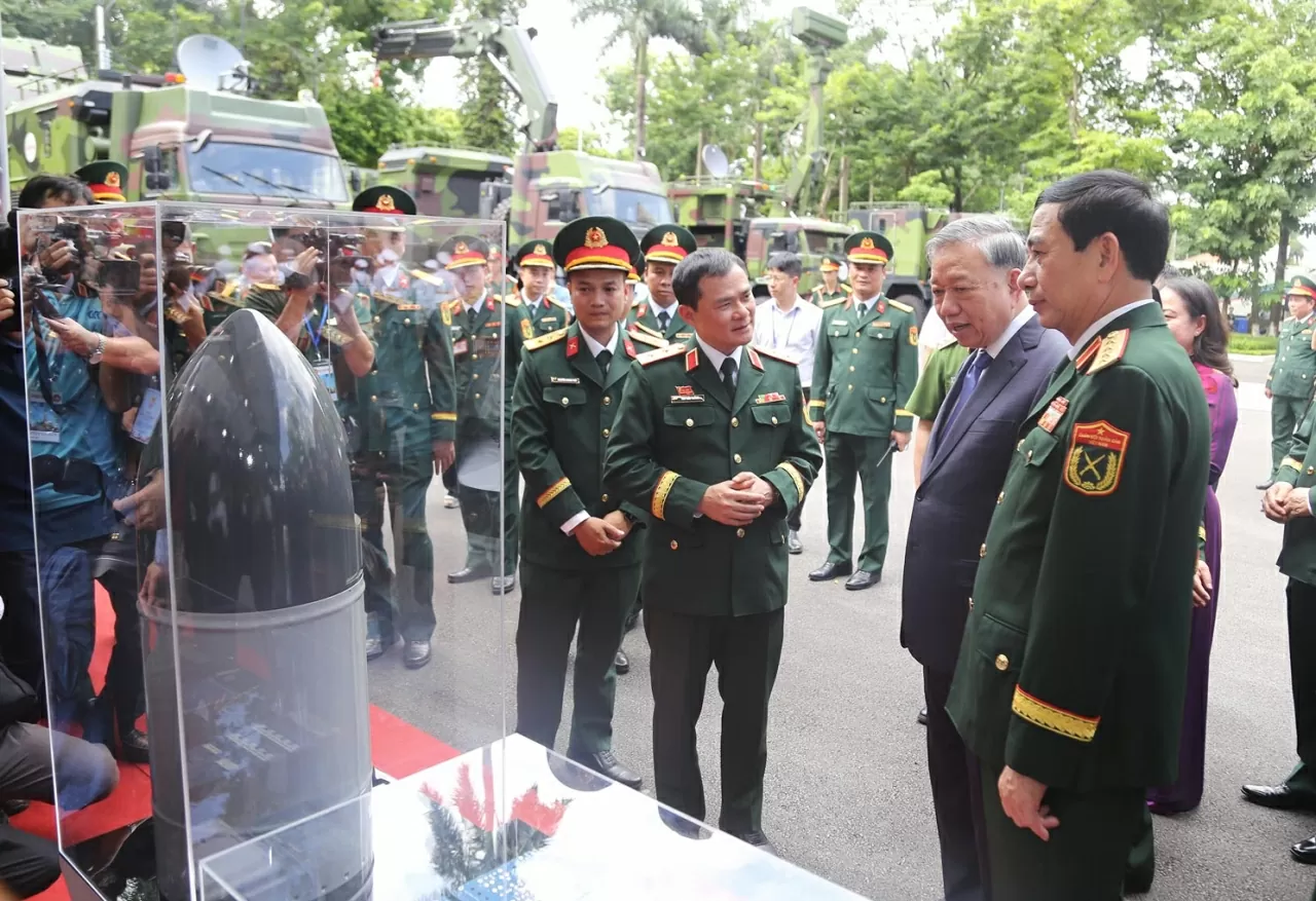 Tổng Bí thư Tô Lâm và Đại tướng Phan Văn Giang tham quan Động cơ Tuốc-bin phản lực luồng VTJ-320. (Ảnh: Thành Long) Tổng Bí thư Tô Lâm và Đại tướng Phan Văn Giang tham quan Động cơ Tuốc-bin phản lực luồng VTJ-320. (Ảnh: Thành Long)