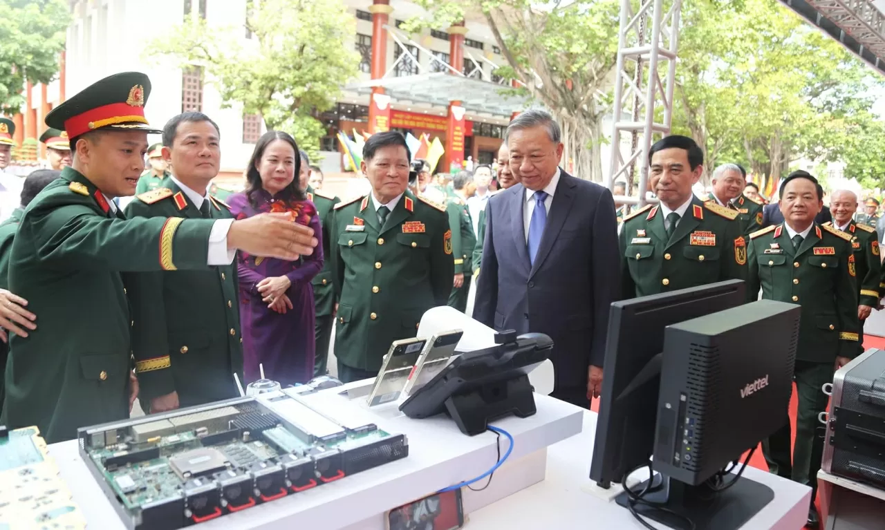 Các đại biểu được giới thiệu về các sản phẩm công nghệ do Tập đoàn Công nghệ - Viễn thông Quân đội Viettel sản xuất. (Ảnh: Thành Long)