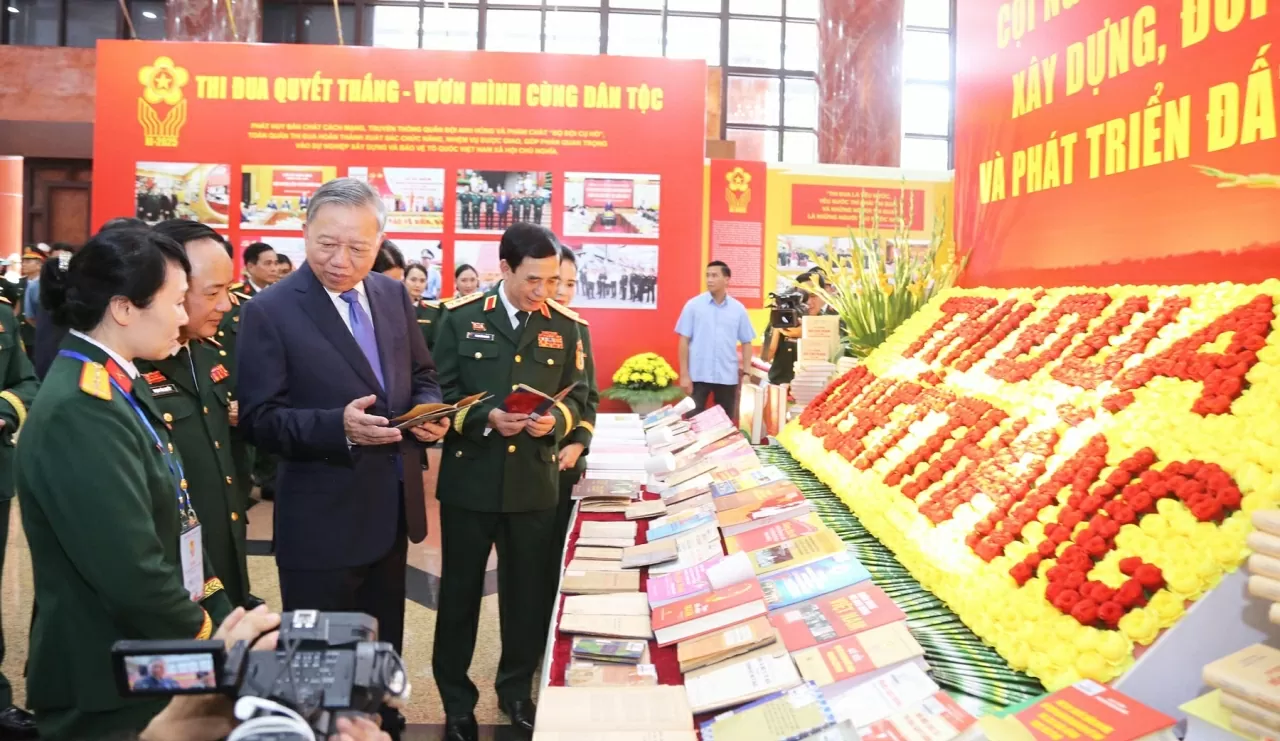 Tổng Bí thư Ban Chấp hành Trung ương Đảng, Bí thư Quân ủy Trung ương Tô Lâm tiến vào Hội trường, dự và chỉ đạo Đại hội Thi đua Quyết thắng toàn quân lần thứ XI. (Ảnh: Thành Long)