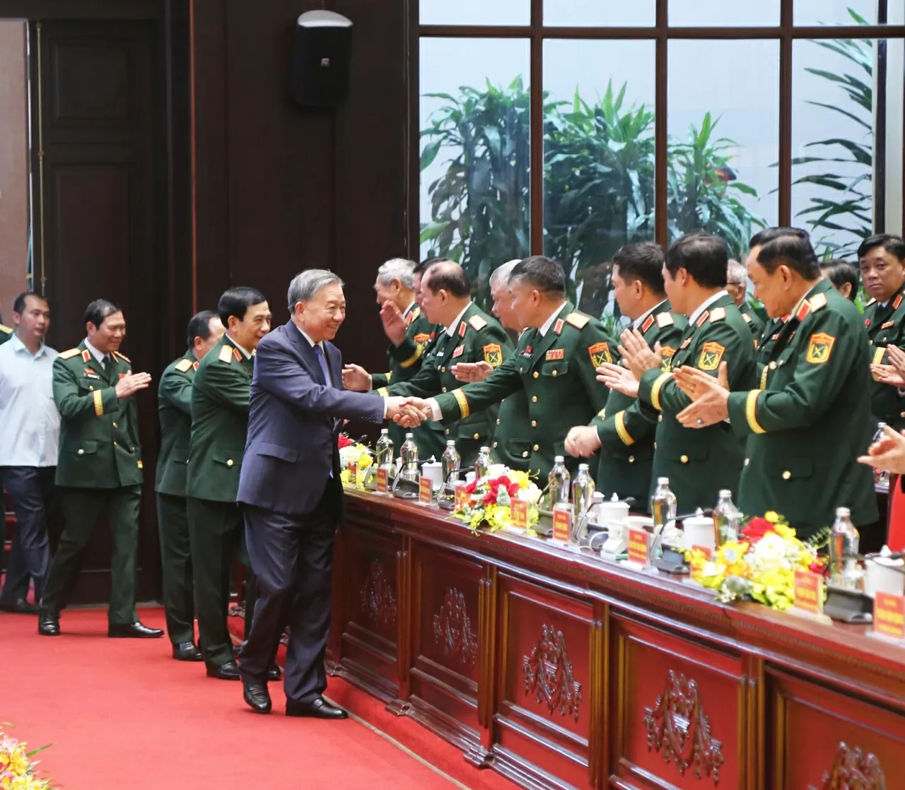 Tổng Bí thư Ban Chấp hành Trung ương Đảng, Bí thư Quân ủy Trung ương Tô Lâm tiến vào Hội trường, dự và chỉ đạo Đại hội Thi đua Quyết thắng toàn quân lần thứ XI. (Ảnh: Thành Long)