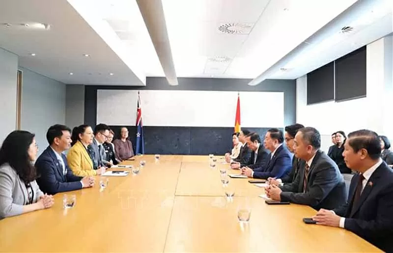 Trưởng ban Tuyên giáo và Dân vận Trung ương Nguyễn Trọng Nghĩa làm việc với ban lãnh đạo Đại học Công nghệ Auckland. (Nguồn: TTXVN)