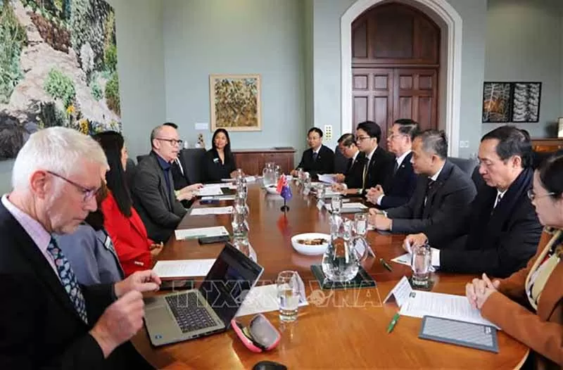 Đồng chí Nguyễn Trọng Nghĩa làm việc với Ban lãnh đạo Đại học Tổng hợp Victoria Wellington. (Nguồn: TTXVN)