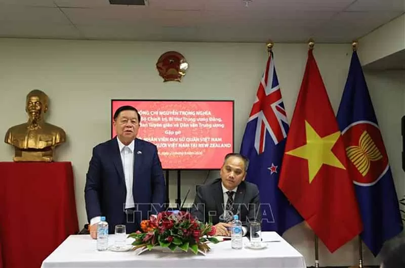 Trưởng ban Tuyên giáo và Dân vận Trung ương Nguyễn Trọng Nghĩa gặp mặt các cán bộ Đại sứ quán Việt Nam tại thủ đô Wellington và đại diện cộng đồng người Việt Nam tại New Zealand. (Nguồn: TTXVN) Trưởng ban Tuyên giáo và Dân vận Trung ương Nguyễn Trọng Nghĩa gặp mặt các cán bộ Đại sứ quán Việt Nam tại thủ đô Wellington và đại diện cộng đồng người Việt Nam tại New Zealand. (Nguồn: TTXVN)