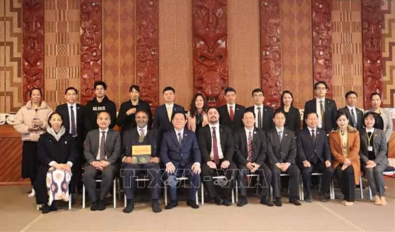 Đoàn công tác chụp ảnh lưu niệm sau lễ đón chính thức theo truyền thống của người Maori. (Nguồn: TTXVN)