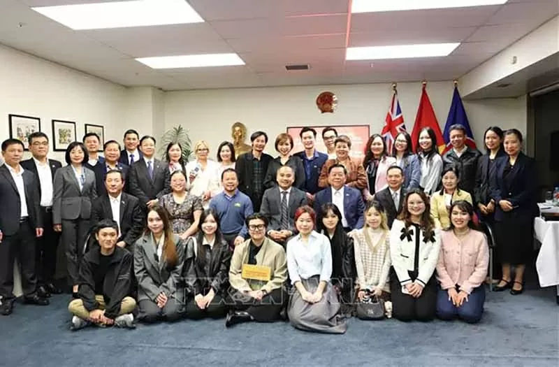 Trưởng ban Tuyên giáo và Dân vận Trung ương Nguyễn Trọng Nghĩa chụp ảnh lưu niệm với các cán bộ Đại sứ quán Việt Nam tại thủ đô Wellington và đại diện cộng đồng người Việt Nam tại New Zealand. (Nguồn: TTXVN)