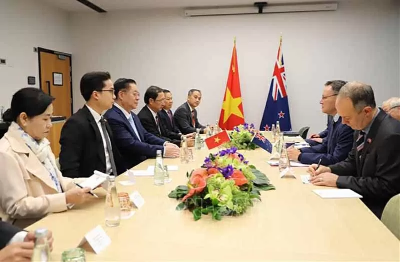 Trưởng Ban Tuyên giáo và Dân vận Trung ương Nguyễn Trọng Nghĩa và đoàn đại biểu Đảng Cộng sản Việt Nam làm việc với Bộ trưởng Bộ Đại học của New Zealand Shane Reti. (Nguồn: TTXVN)