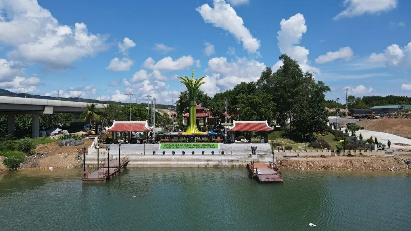 Những huyền thoại bất tử bên dòng sông xanh Long Đại Những huyền thoại bất tử bên dòng sông xanh Long Đại