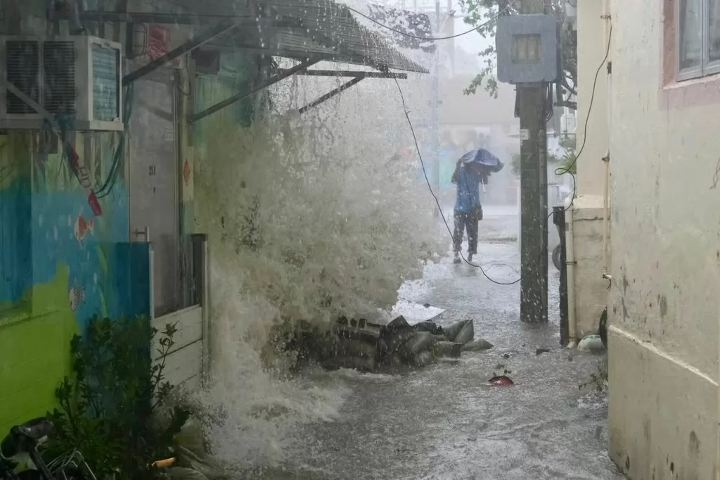 Hình ảnh siêu bão Ragasa càn quét Philippines và Trung Quốc Hình ảnh siêu bão Ragasa càn quét Philippines và Trung Quốc
