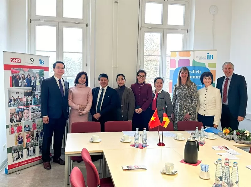 Lễ Ký kết thỏa thuận hợp tác ba bên trong lĩnh vực đào tạo và tuyển dụng lao động Việt Nam giữa SHD, Vùng Hành chính Harz và Liên đoàn quốc tế (IB) tại Halberstadt, Đức ngày 25/11/2024 Lễ Ký kết thỏa thuận hợp tác ba bên trong lĩnh vực đào tạo và tuyển dụng lao động Việt Nam giữa SHD, Vùng Hành chính Harz và Liên đoàn quốc tế (IB) tại Halberstadt, Đức ngày 25/11/2024