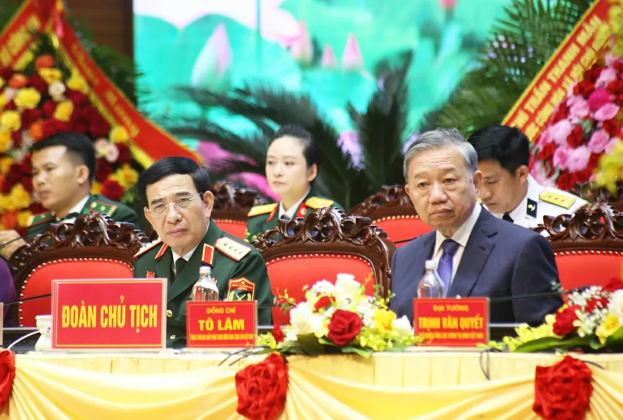 Tổng Bí thư Tô Lâm và Bộ trưởng Bộ Quốc phòng Phan Văn Giang lắng nghe các đại biểu đã trình bày tham luận. (Ảnh: Thành Long) Tổng Bí thư Tô Lâm và Bộ trưởng Bộ Quốc phòng Phan Văn Giang lắng nghe các đại biểu đã trình bày tham luận. (Ảnh: Thành Long)