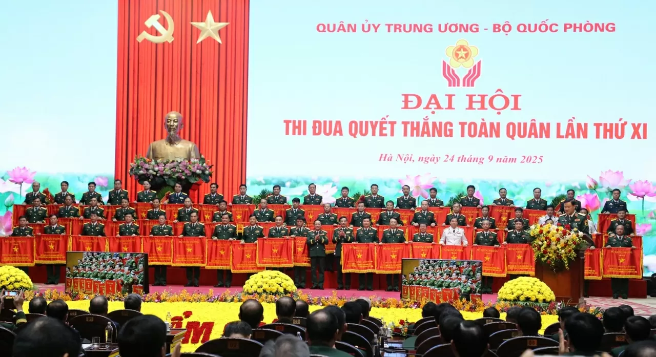 Đại tướng Phan Văn Giang và Đại tướng Trịnh Văn Quyết đã trao cờ thưởng tặng 56 tập thể điển hình tiên tiến đại diện cho các đơn vị trực thuộc Bộ Quốc phòng. (Ảnh: Thành Long) Đại tướng Phan Văn Giang và Đại tướng Trịnh Văn Quyết đã trao cờ thưởng tặng 56 tập thể điển hình tiên tiến đại diện cho các đơn vị trực thuộc Bộ Quốc phòng. (Ảnh: Thành Long)