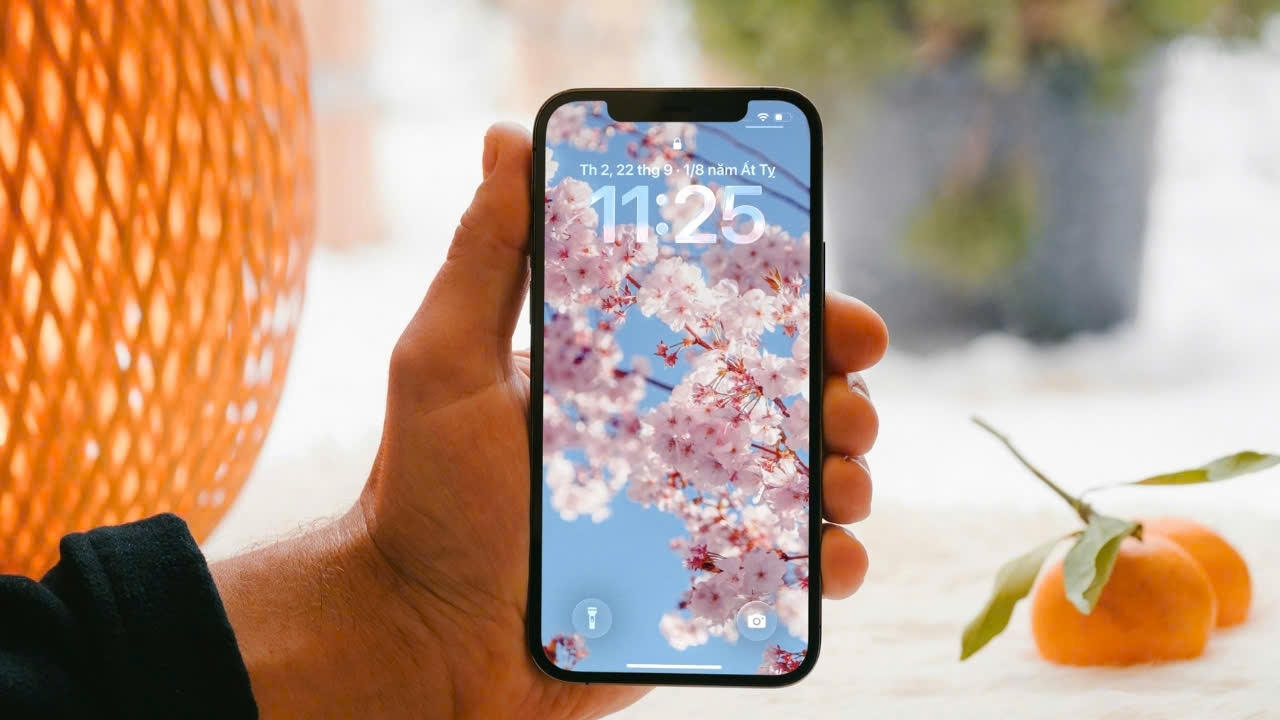 Cách xem lịch âm trên màn hình khóa iPhone iOS 26 đơn giản