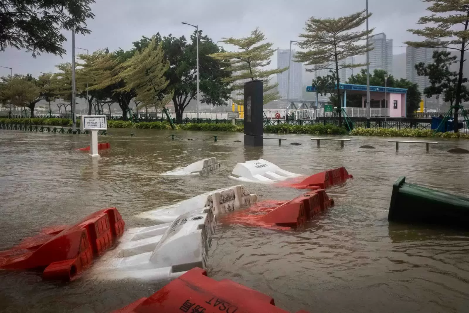 Hình ảnh siêu bão Ragasa càn quét Philippines và Trung Quốc Hình ảnh siêu bão Ragasa càn quét Philippines và Trung Quốc