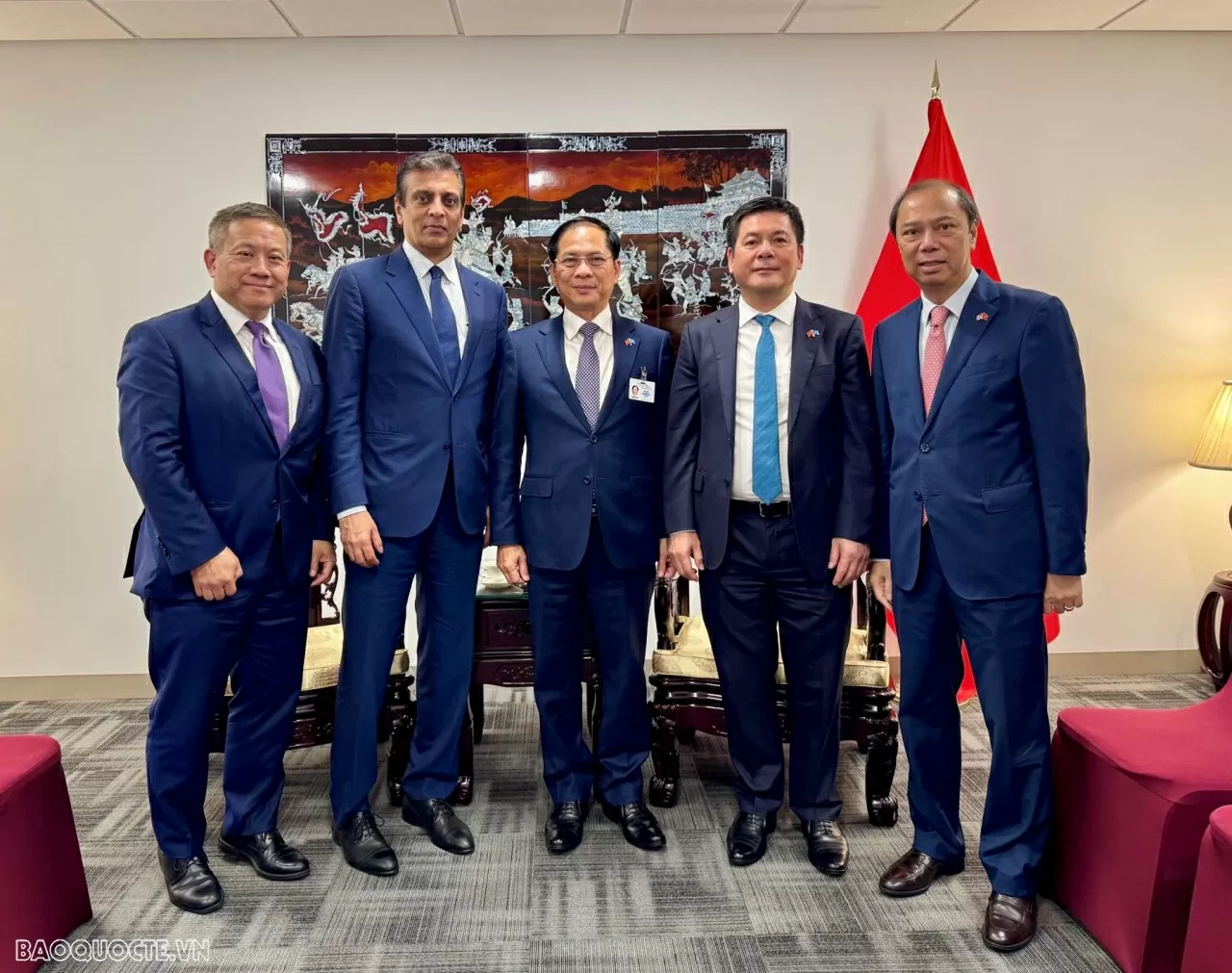 Phó Thủ tướng Bùi Thanh Sơn đã tiếp Chủ tịch, Giám đốc điều hành Tập đoàn Fedex Raj Subramaniam. Phó Thủ tướng Bùi Thanh Sơn đã tiếp Chủ tịch, Giám đốc điều hành Tập đoàn Fedex Raj Subramaniam.