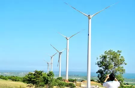 Hệ thống điện gió tại Tuy Phong, Bình Thuận. (Nguồn: SGGP) Hệ thống điện gió tại Tuy Phong, Bình Thuận. (Nguồn: SGGP)