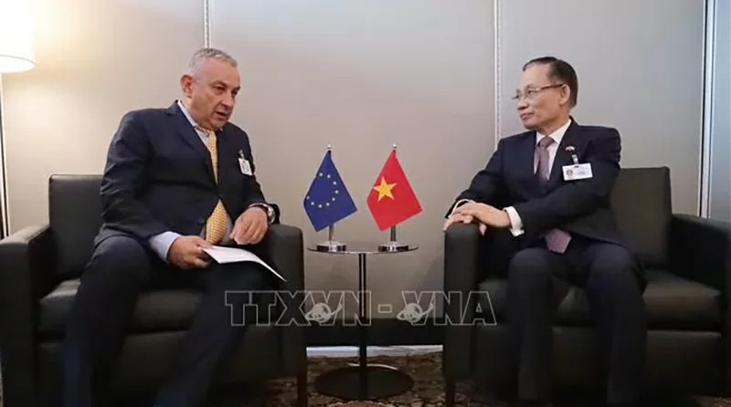 Quyền Bộ trưởng Ngoại giao Lê Hoài Trung gặp Ủy viên Liên minh châu Âu (EU) về Quan hệ đối tác quốc tế Jozef Sikela. (Nguồn: TTXVN)