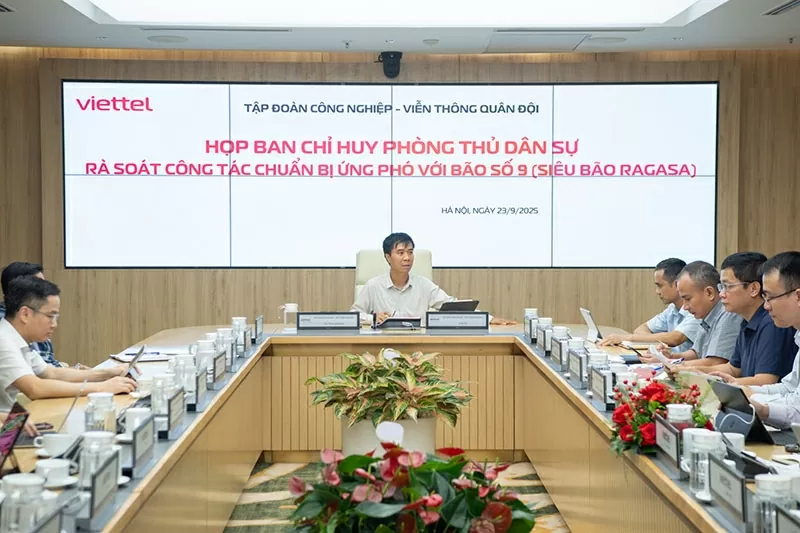 Phó Tổng Giám Đốc Viettel Nguyễn Đạt chỉ đạo chống bão số 9. Phó Tổng Giám Đốc Viettel Nguyễn Đạt chỉ đạo chống bão số 9.