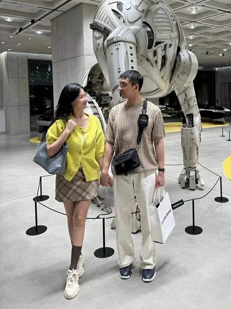 Vợ chồng Midu mới có chuyến công tác kết hợp du lịch tại Hàn Quốc. Ngày đầu tiên đến Seoul, người đẹp 36 tuổi diện váy ngắn, chọn màu hài hòa với trang phục bạn đời và tạo điểm nhấn bằng cardigan xanh neon.