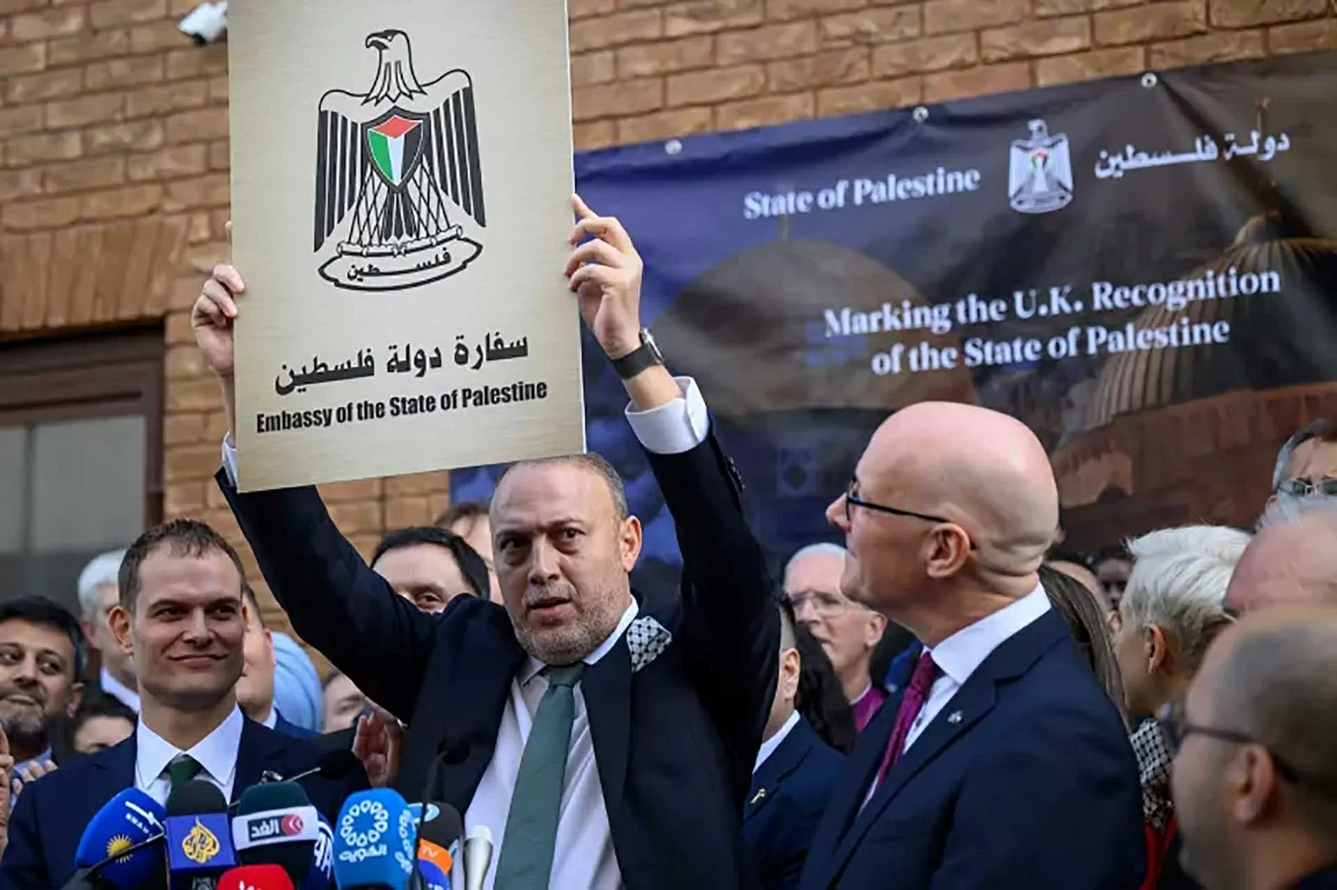 Đại sứ Palestine tại Vương quốc Anh Husam Zomlot nâng tấm bảng mới của Đại sứ quán Nhà nước Palestine tại London, ngày 22/9. (Nguồn: FP/Getty Images)