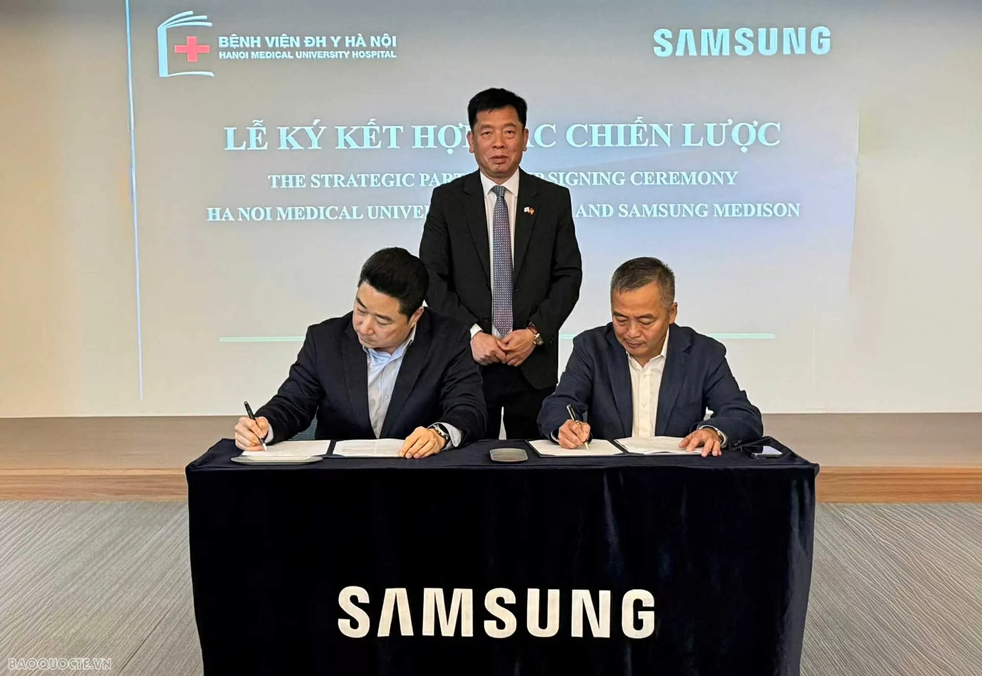 Bệnh viện Đại học Y Hà Nội và Công ty Samsung Medison ký kết văn kiện hợp tác Bệnh viện Đại học Y Hà Nội và Công ty Samsung Medison ký kết văn kiện hợp tác