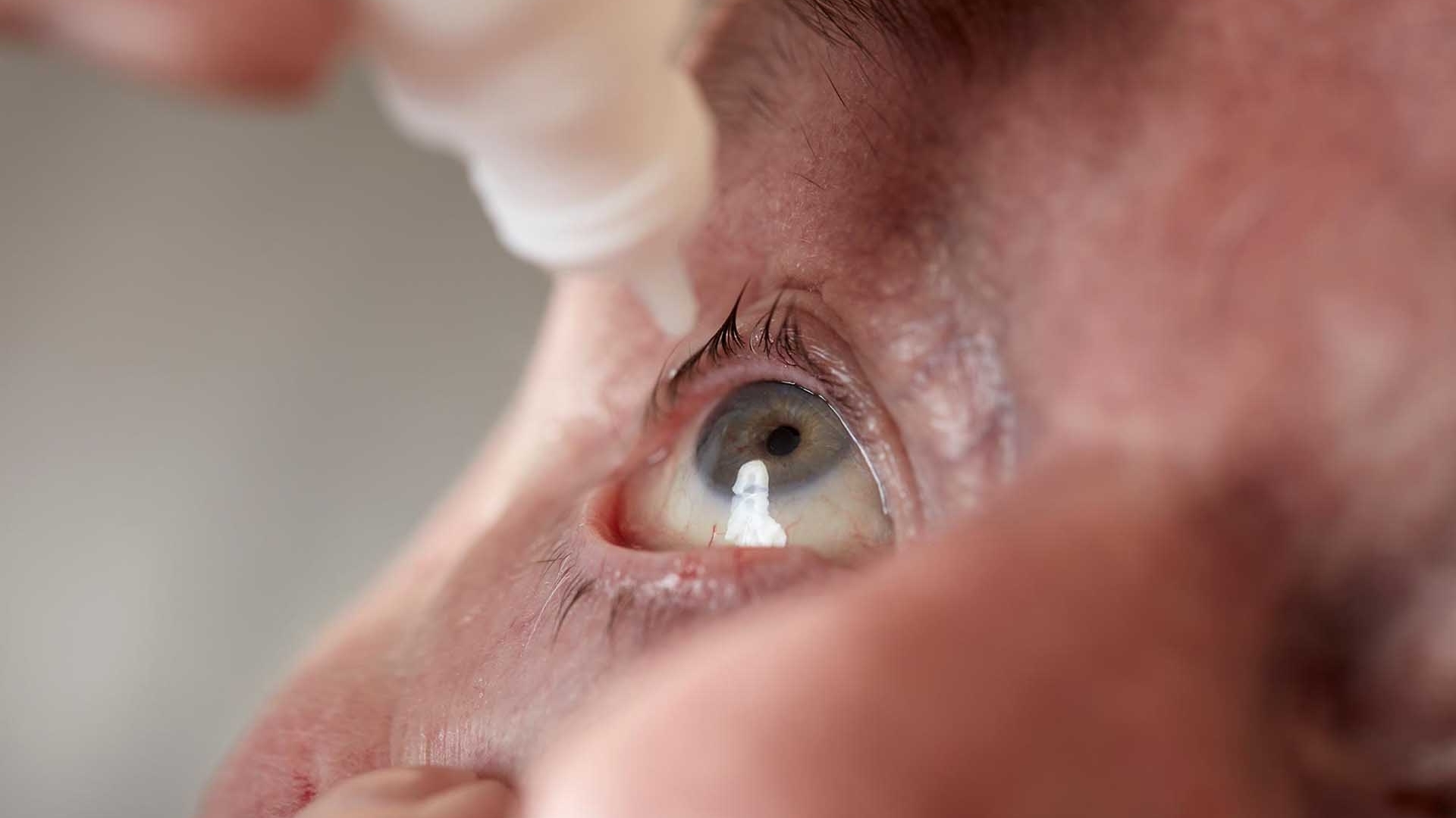 Thuốc nhỏ mắt cải thiện lão thị sau một giờ