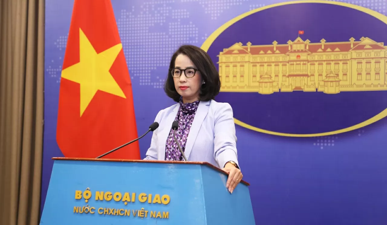 Người phát ngôn Bộ Ngoại giao Phạm Thu Hằng tại họp báo thường kỳ ngày 24/4. (Ảnh: Thành Long)