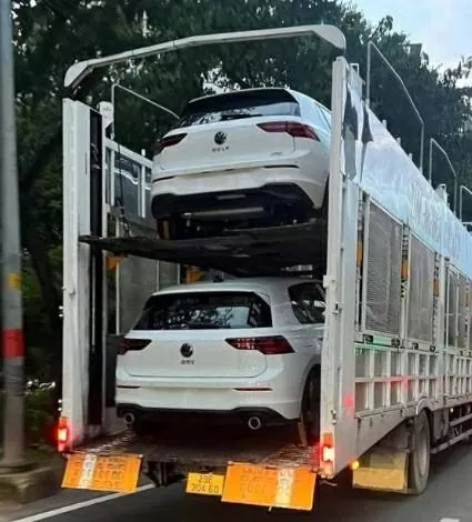 Dễ dàng nhận ra hai chiếc Volkswagen Golf thuộc hai cấu hình khác biệt.