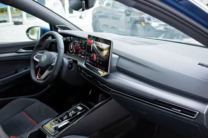 Volkswagen Golf mang đến khoang nội thất hiện đại với ngôn ngữ thiết kế tối giản nhưng không kém phần công nghệ. Volkswagen Golf mang đến khoang nội thất hiện đại với ngôn ngữ thiết kế tối giản nhưng không kém phần công nghệ.