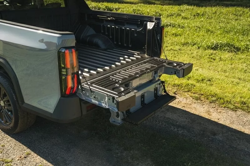 MG U9 sở hữu hệ thống treo sau đa liên kết, cửa thùng sau đóng/mở điện tích hợp chức năng là bậc lên xuống.