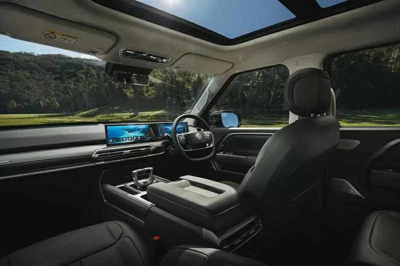 Không gian nội thất của MG U9 khá đơn giản, đúng phong cách cần có trên một mẫu xe bán tải.