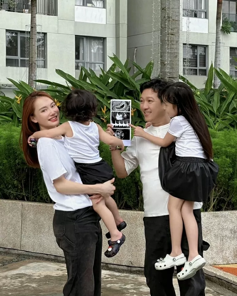 Diễn viên Nhã Phương xinh tươi cùng đầm suông bồng bềnh giấu dáng